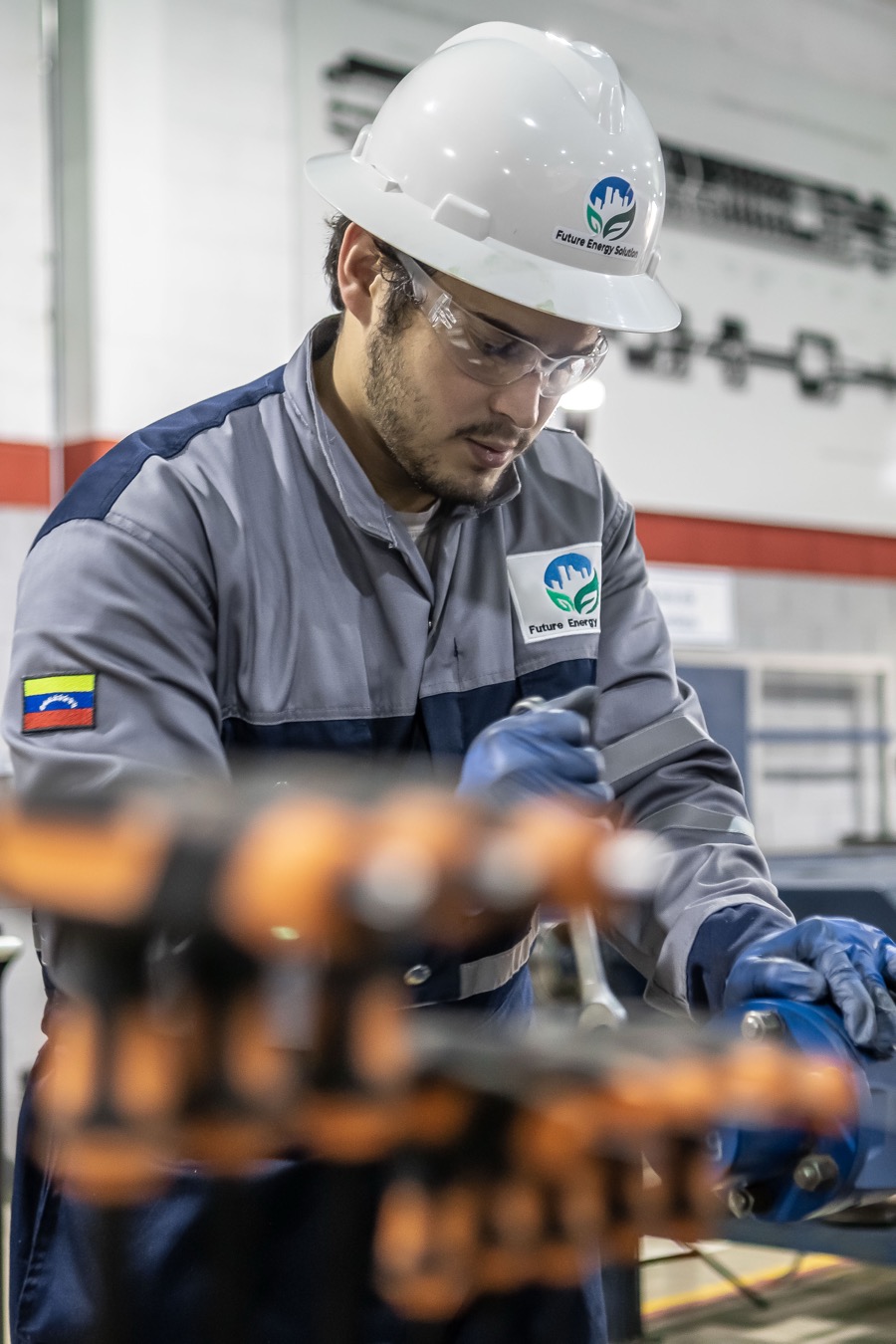 Técnico FES trabajando en componentes BES